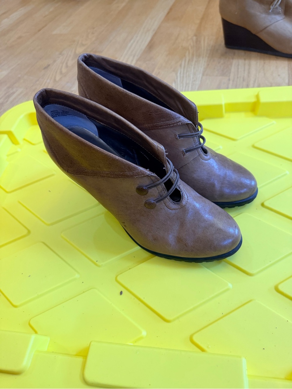 Ladies Size 9.5 "me too" Jansyn LEATHER Brown Lace-Up Wedge Ankle Booties GUC